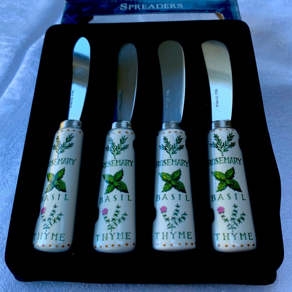 Ceramic handled spreaders - practically brand new
